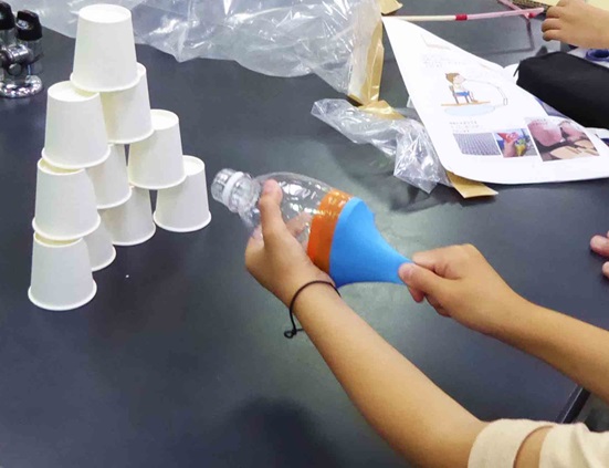 空気砲でコップをたおそう