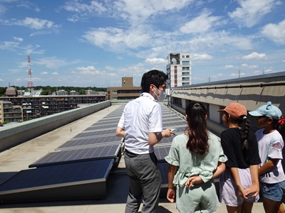 区役所屋上のソーラーパネル見学