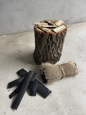 地元の木や炭に触れる