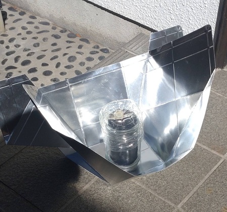 工作するミニソーラークッカー